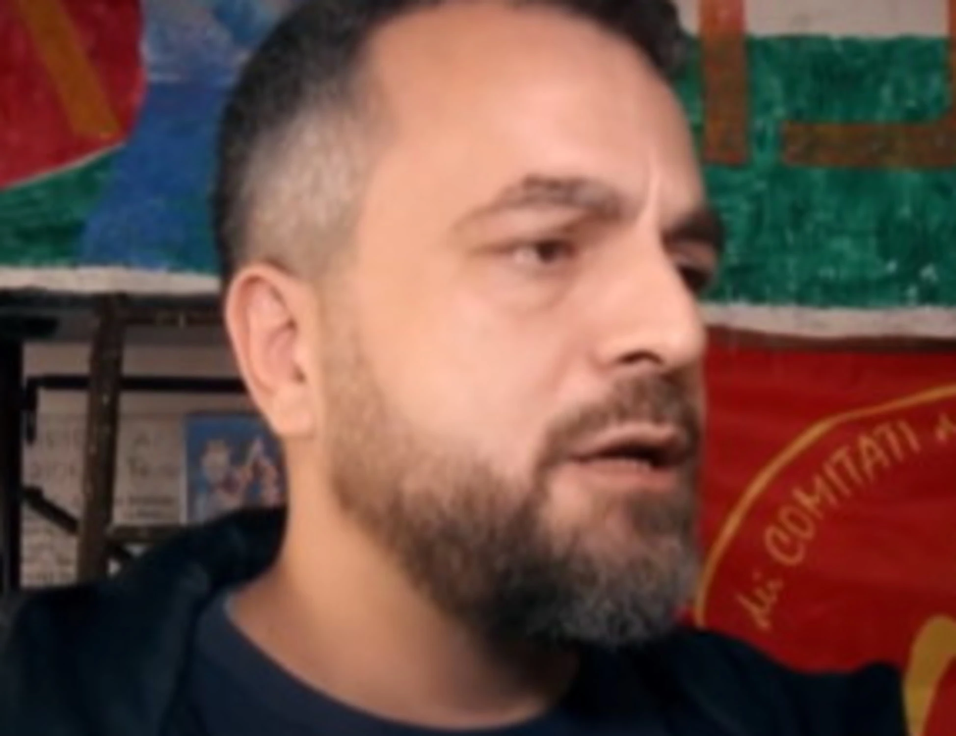 Fuori dal coro, il comunista insulta l'agente preso a martellate: "Rambo che gli ha detto male"