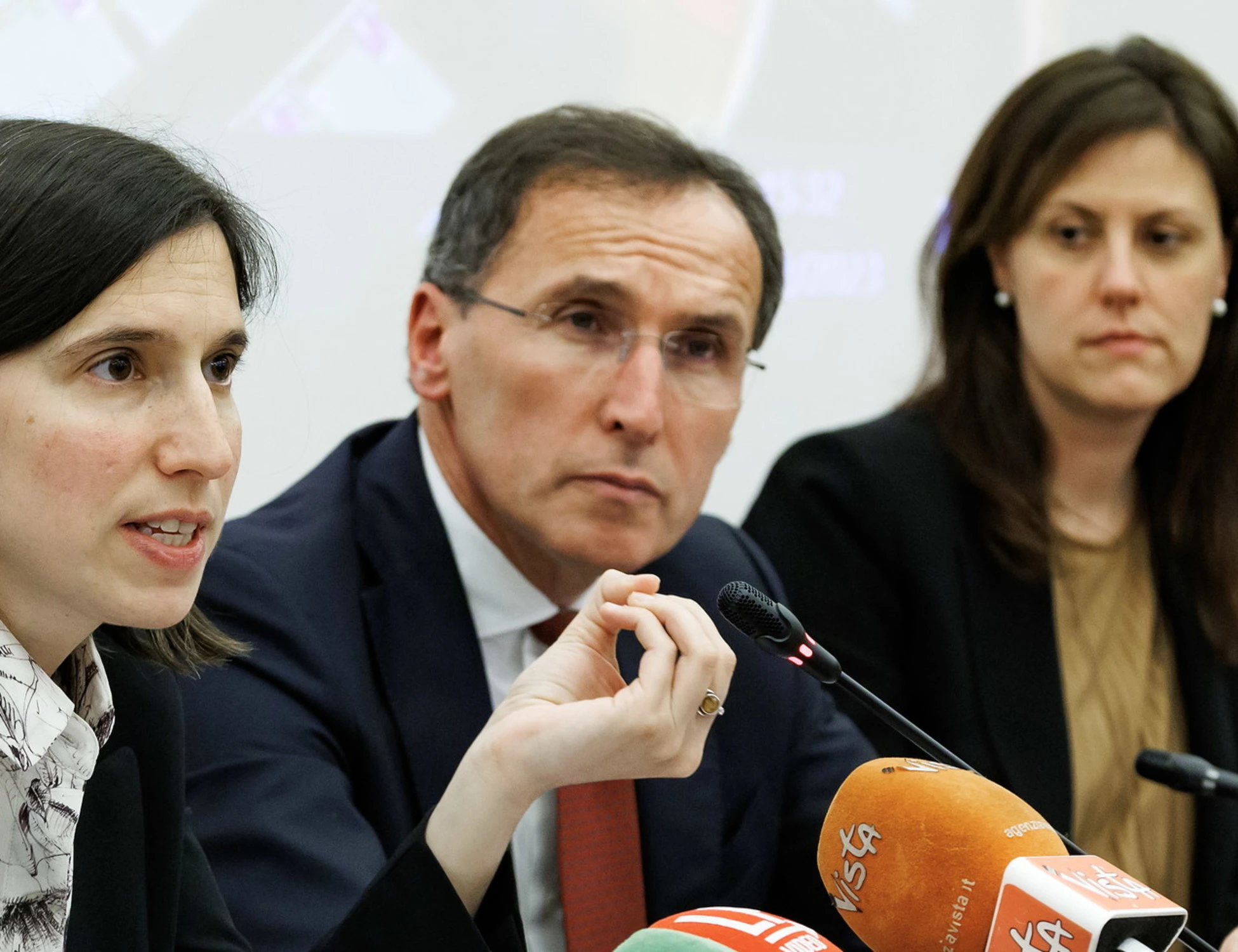Il Pd delira: &quot;Su Kirk Meloni straparla&quot;, &egrave; bufera