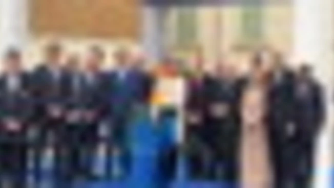 Milano-Cortina, Mattarella accende il braciere con la fiamma olimpica