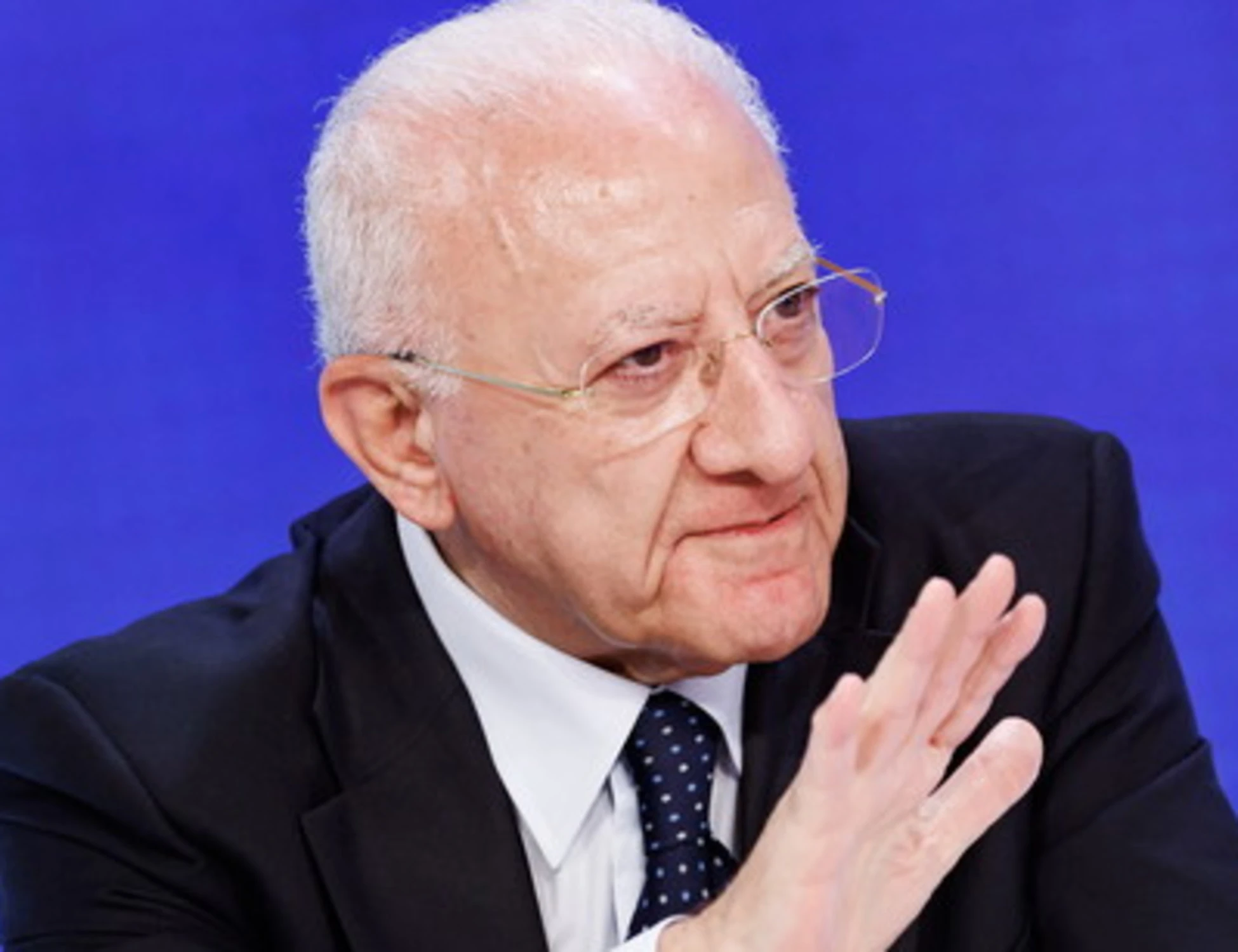 De Luca torna a Salerno, caccia e umilia il sindaco