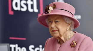 Regina Elisabetta, il diktat: "Quattro settimane rinchiusi". Ma la servitù si rivolta, dimissioni di massa: senza precedenti