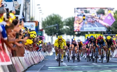 Tour de France, "ispezionati tutti i reggiseni": scoppia il caso