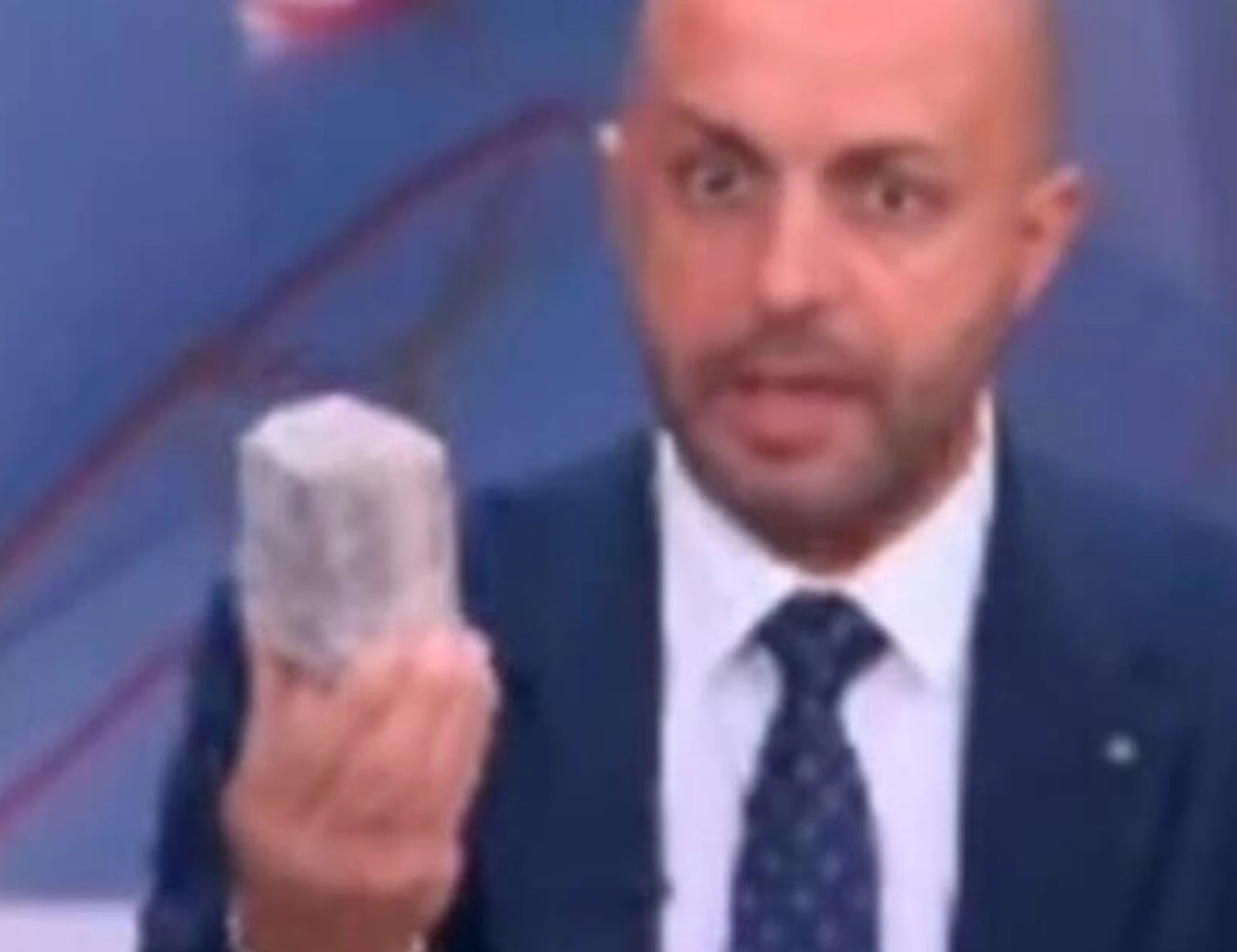 Tg4, il poliziotto si presenta con il sampietrino in mano: "Ecco cosa tirano ai poliziotti"