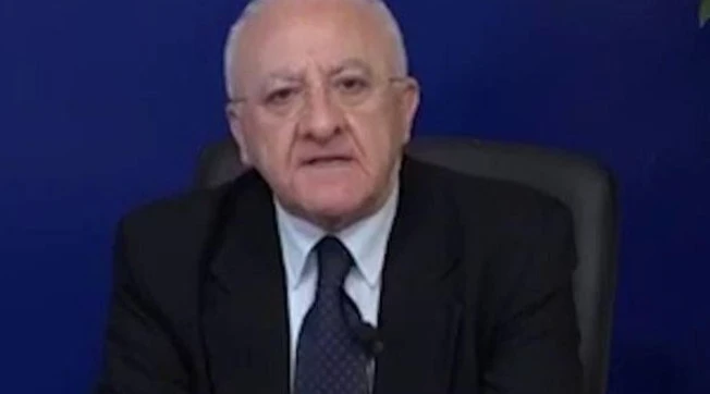 Vincenzo De Luca, uragano sul Pd: "Meloni ha l'assicurazione sulla vita"