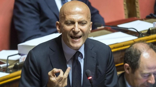 Augusto Minzolini contro Marco Travaglio: "Chi critica Conte un cretino? Leccac***, una follia da camicia di forza"