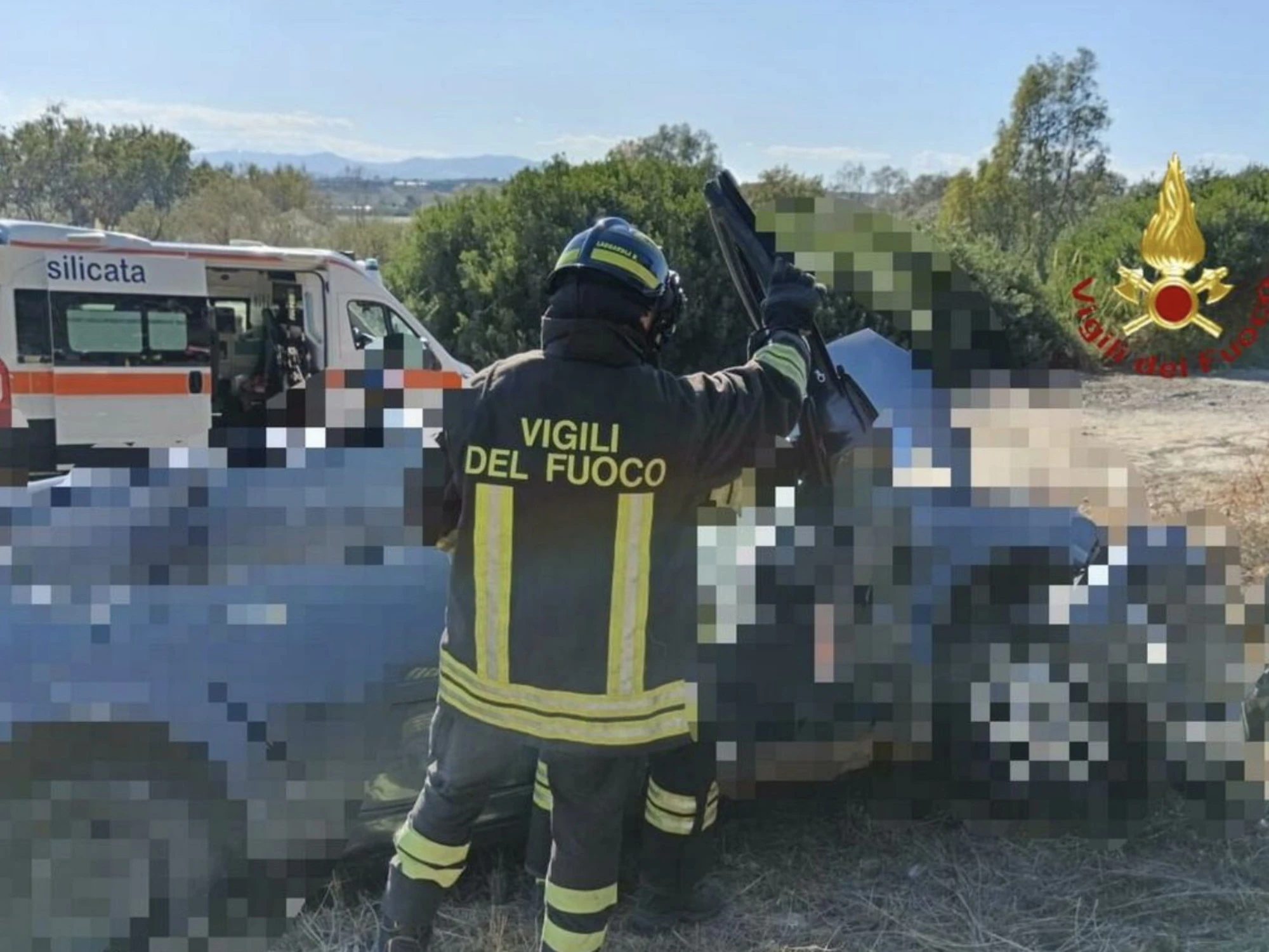 In dieci a bordo di un'auto si schiantano contro un camion