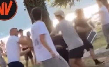 Rissa al Lido di Mandello: calci, pugni e sdraio volanti. Ecco il video: "Un minuto di delirio"