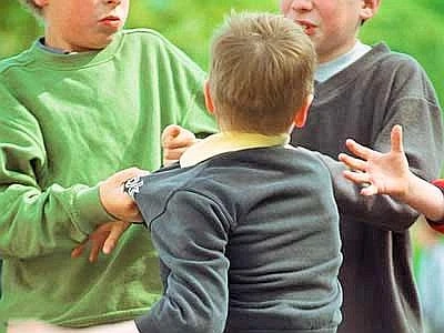 Arriva il manuale su come essere felici a scuola, 181 insegnanti contro il bullismo