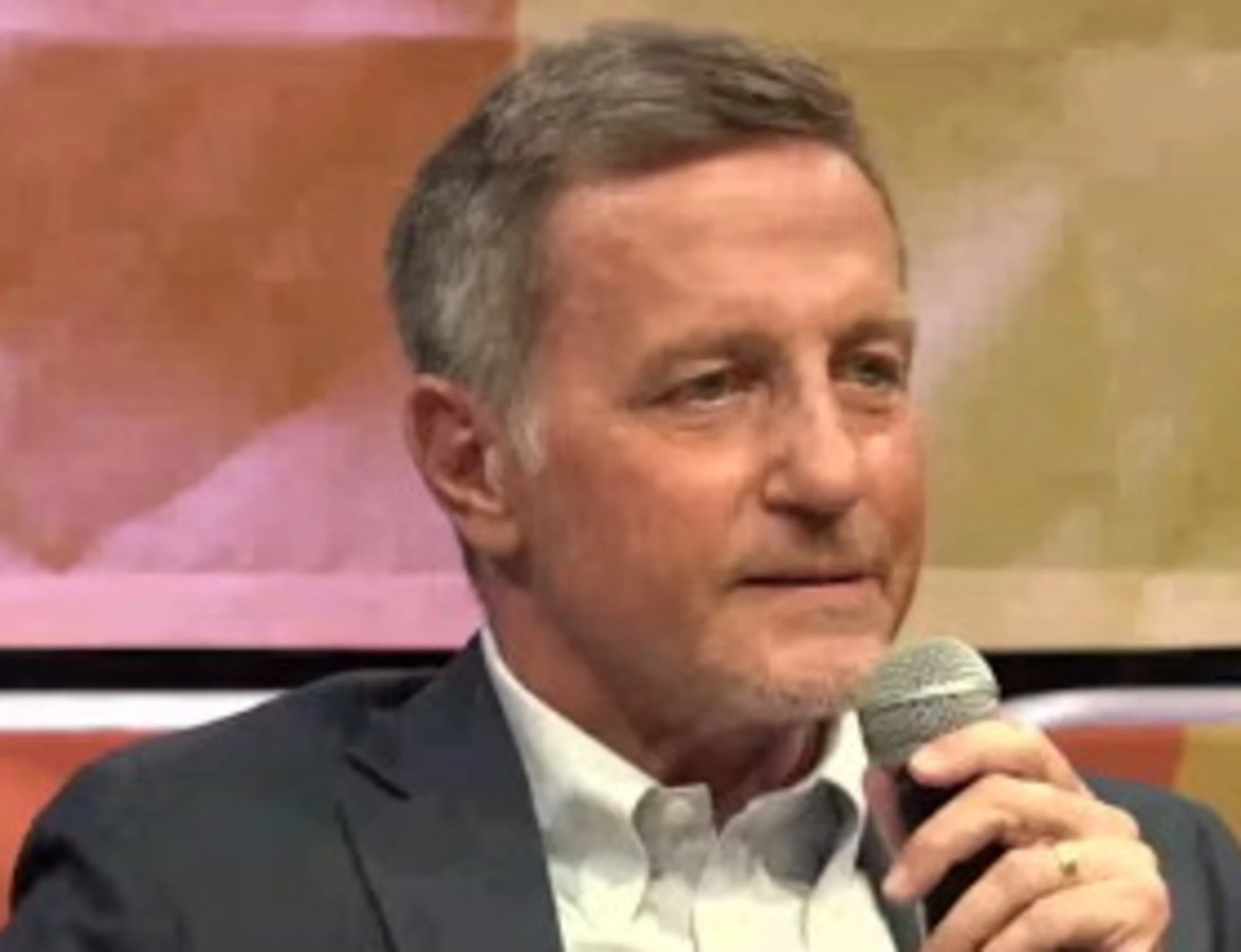 Massimo Giannini insulta: "Governo ladro". Ma FdI lo sbugiarda...