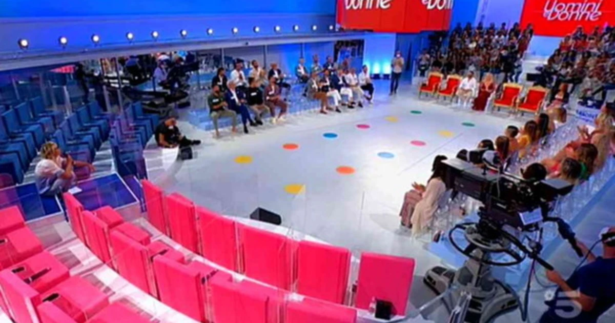Uomini e donne, schiaffi in studio e scena tagliata: pazzesco dalla De Filippi, cosa hanno censurato