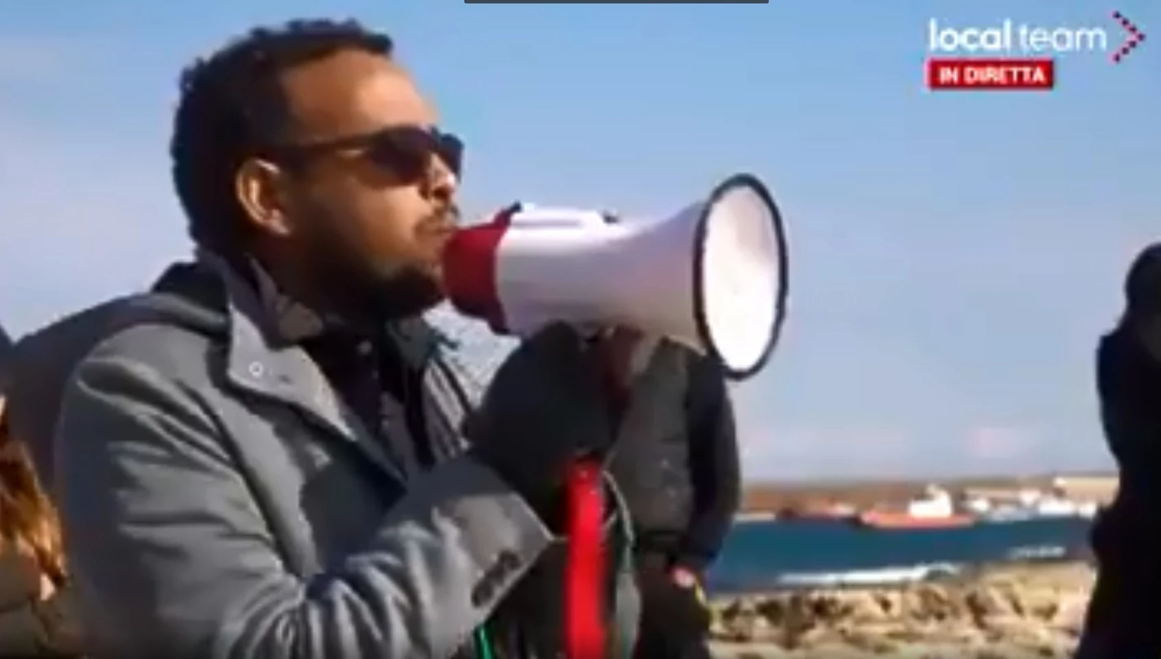 Matteo Salvini, il video in cui l'immigrato ammette di essere un migrante economico: "Ringraziate il Pd"