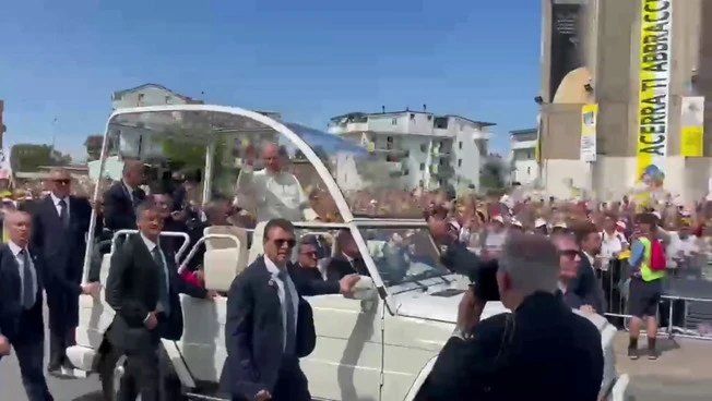 Papa Leone XIV arriva in piazza ad Acerra a bordo della Papamobile, le immagini