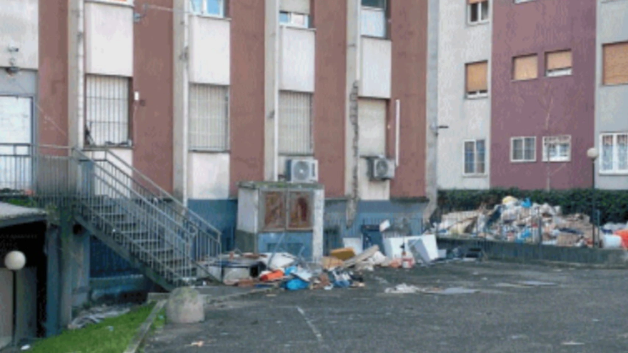 Milano, i misteri della casa di via Cavezzali: sentinelle, abusivi e subaffitti