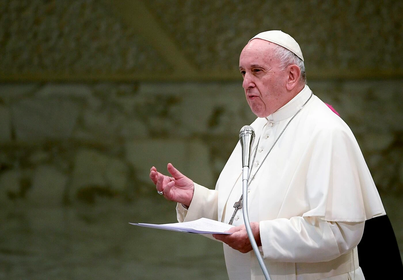Papa Francesco, i due nuovi bersagli: telefonino e supermercato, "come si conquista la libertà"