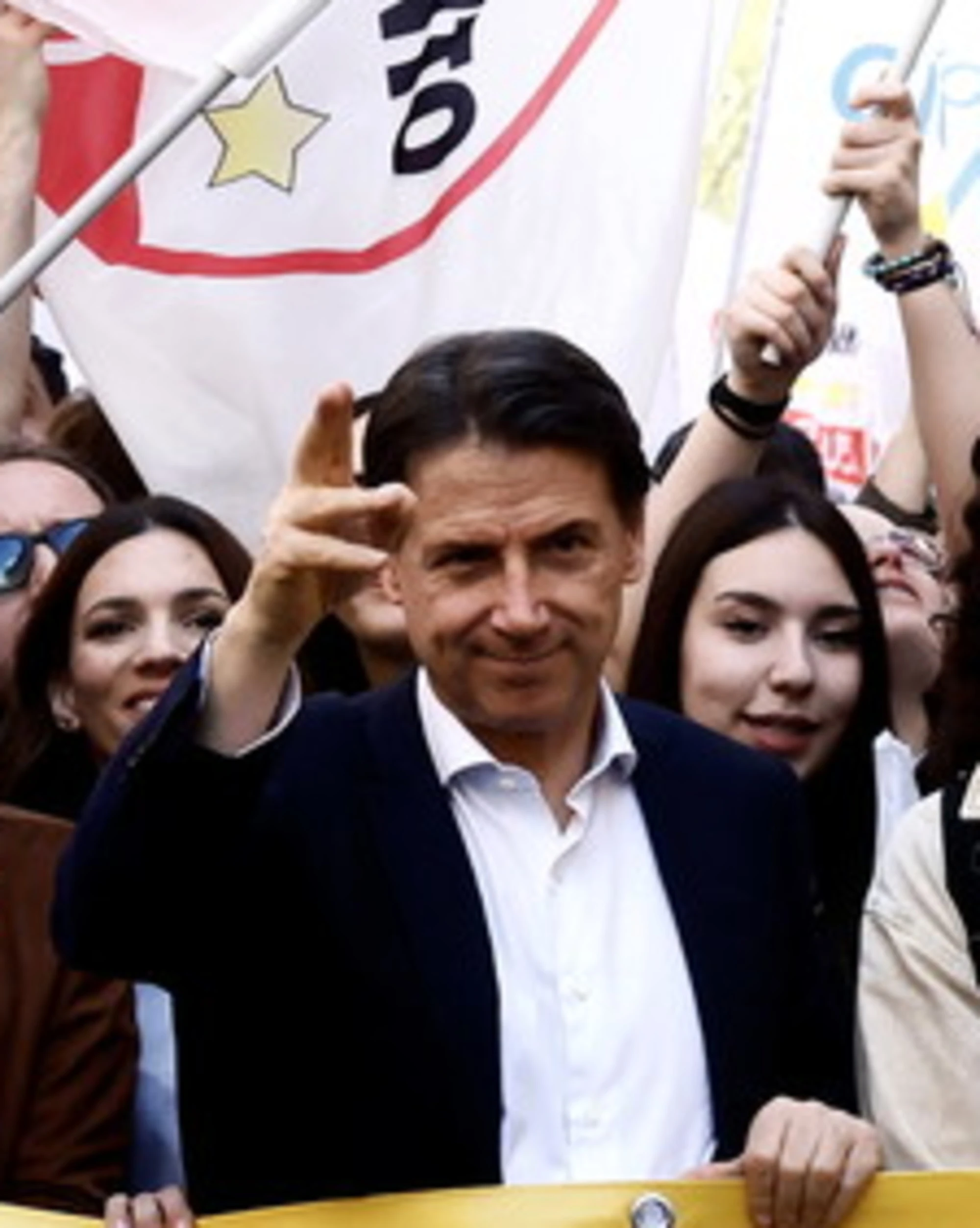 Giuseppe Conte alla manifestazione contro il riarmo: "Piantiamo un pilastro per un'alternativa"