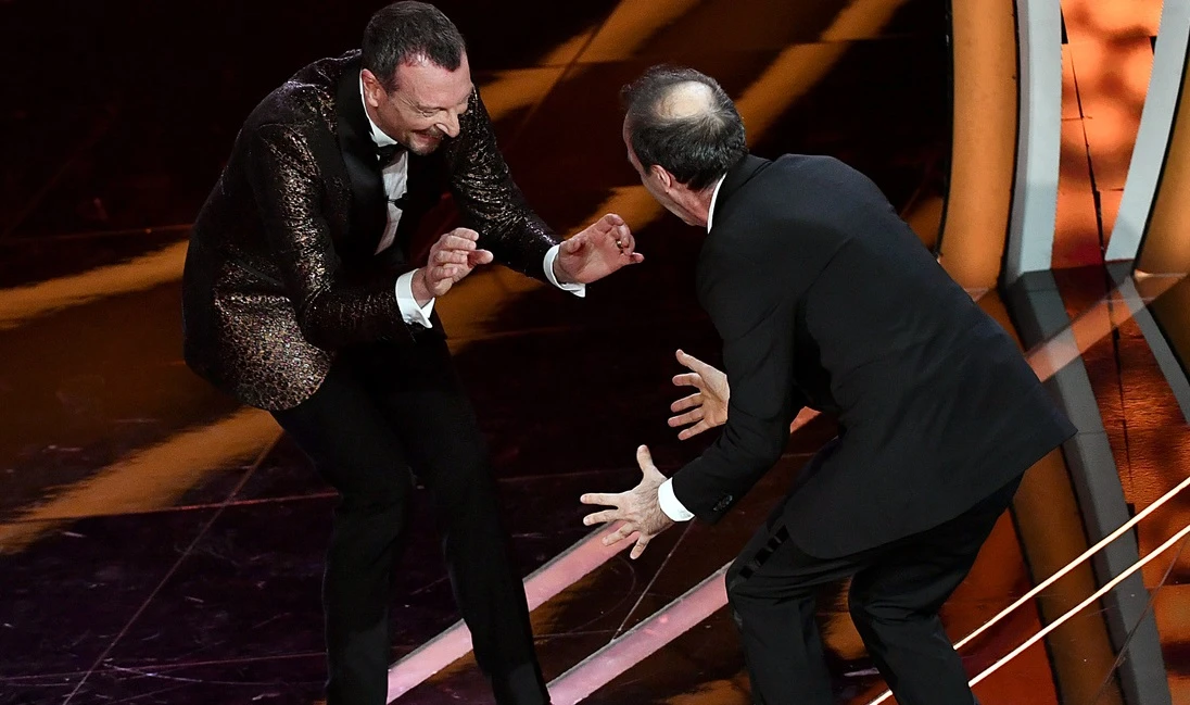 Sanremo 2020, Roberto Benigni strizza i "gioielli di famiglia" di Amadeus: occhio alla reazione del conduttore