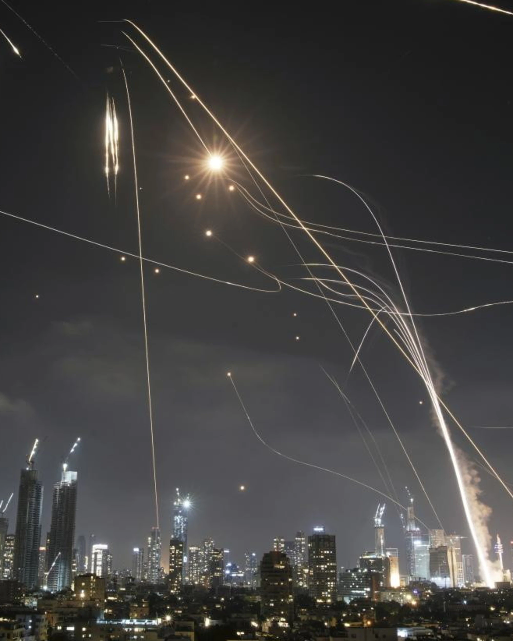 Israele, con l'Iran è guerra. Contrattacco Teheran, missili su Tel Aviv e Gerusalemme