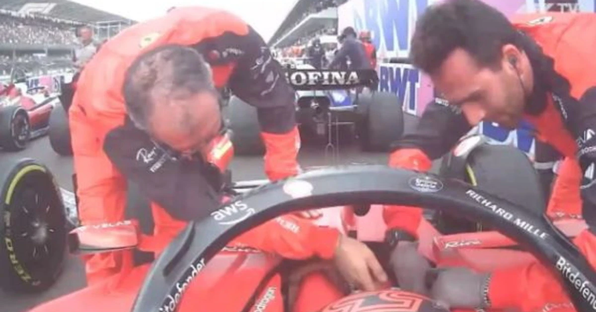 Ferrari, Carlos Sainz bloccato: il disastro al box