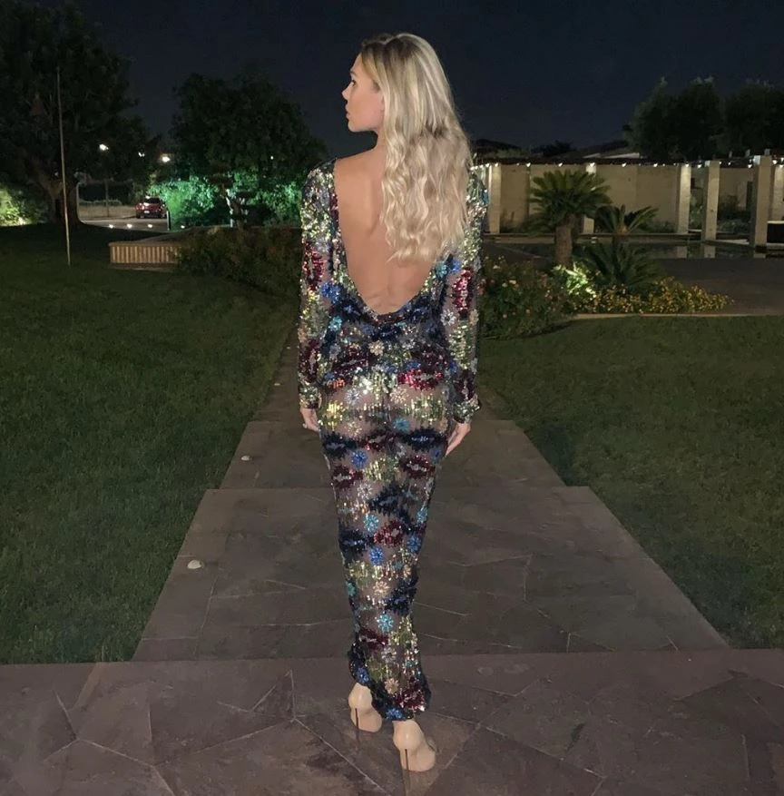 "Tanti auguri". La star di Mediaset si presenta così alla festa di compleanno: sedere di fuori. Chi è