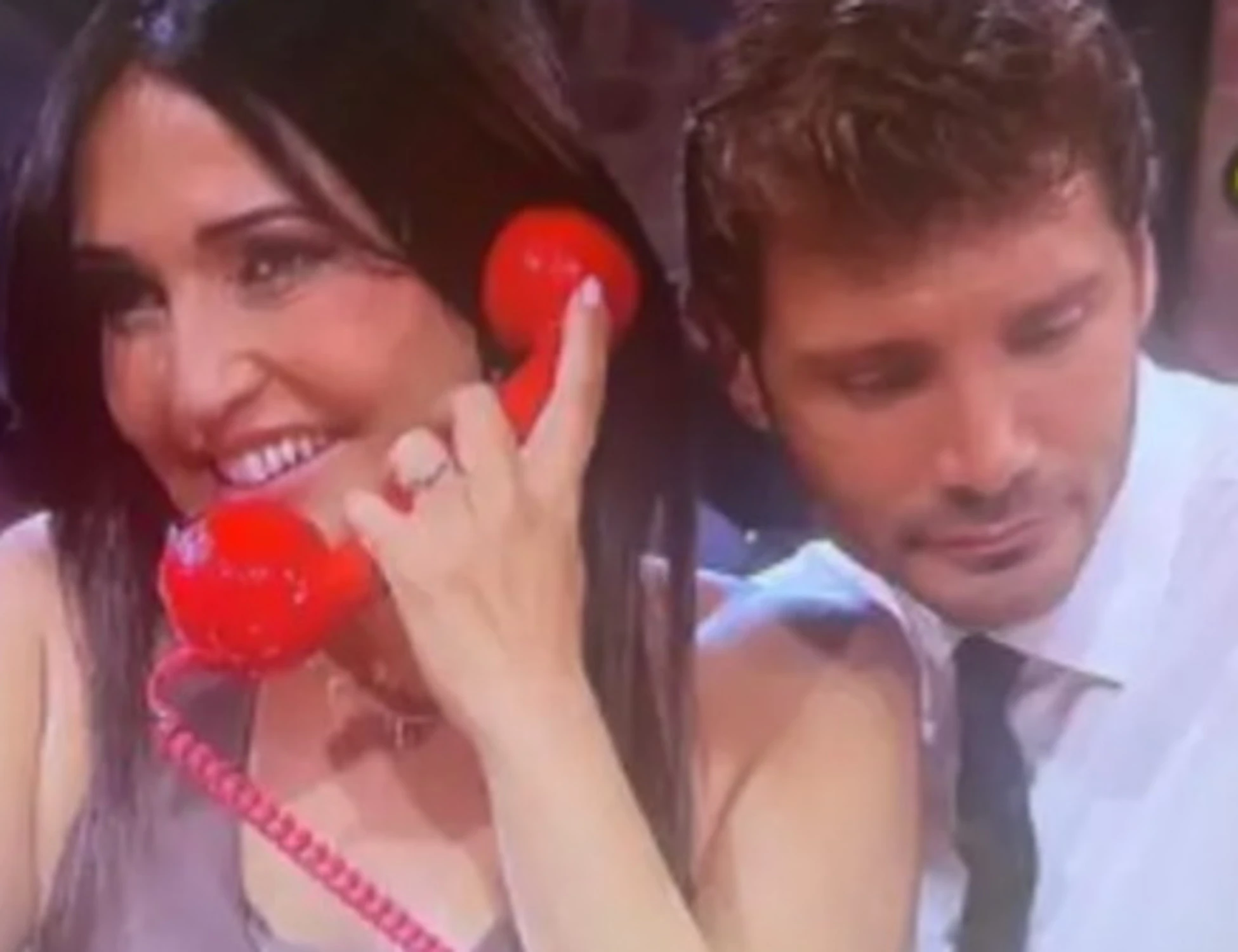 Affari Tuoi, Stefano De Martino così con la concorrente: il dettaglio scatena il caos