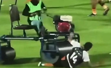 Andros Townsend schiacciato dal rullo compressore in campo prima della partita