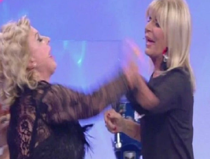 Gemma Galgani, sfilata scandalosa. Tina Cipollari la massacra: "Senza dignità e decoro", rivolta al Trono over