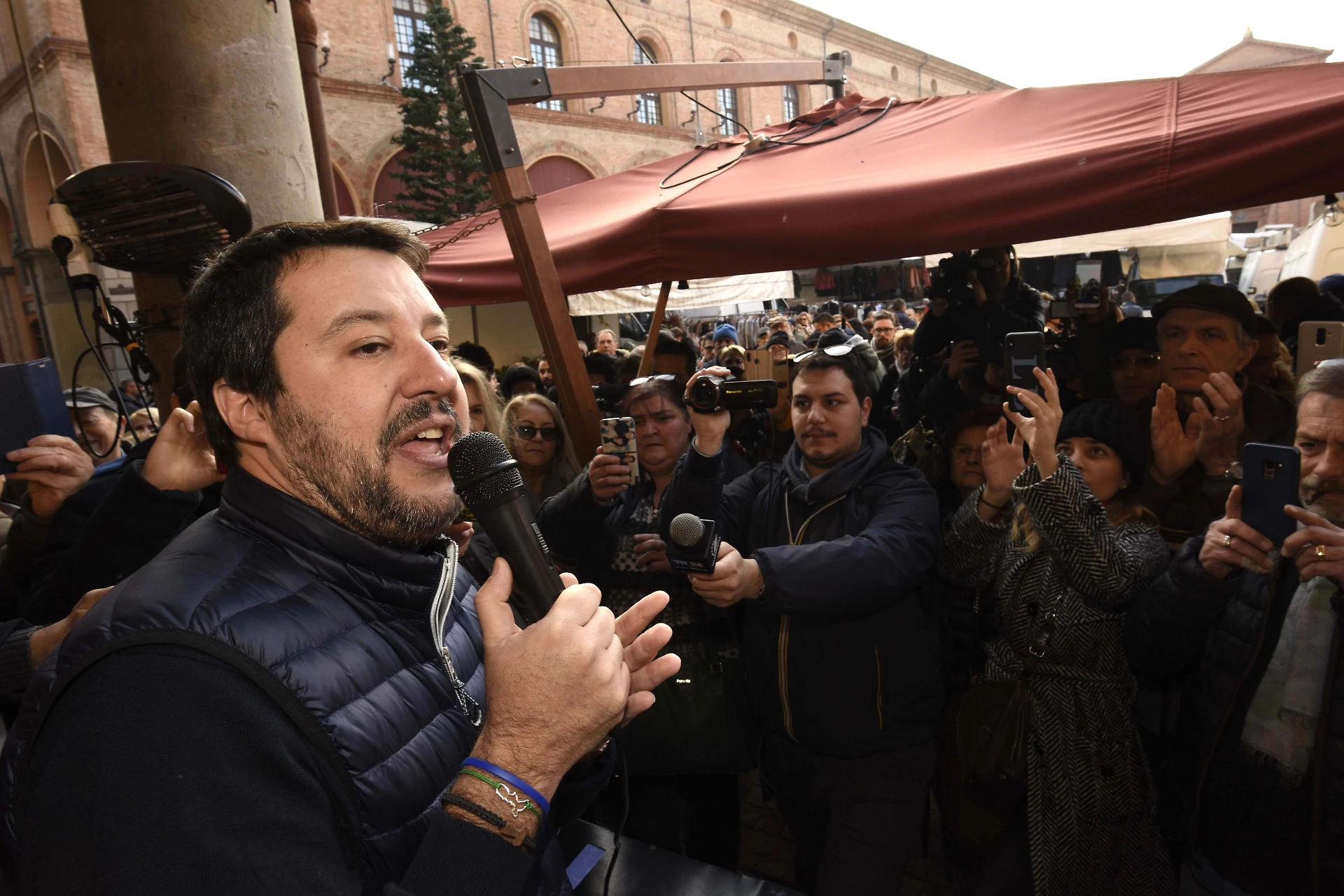 Matteo Salvini sotto attacco dei giudici: dai porti chiusi ai rubli, ora anche il fronte-euro
