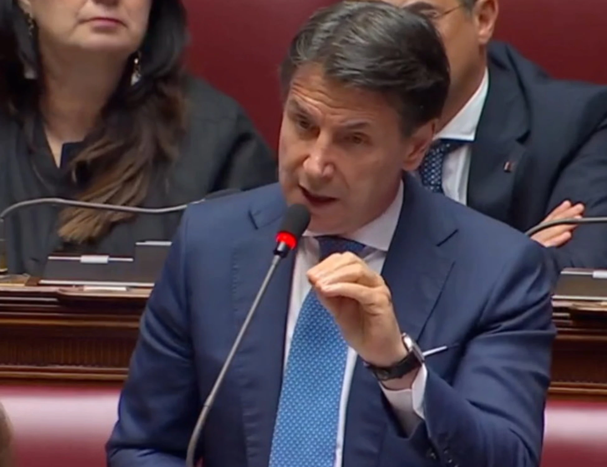 Giuseppe Conte deraglia contro Meloni: "Espressioni ridicole. Copre criminali e genocidi"