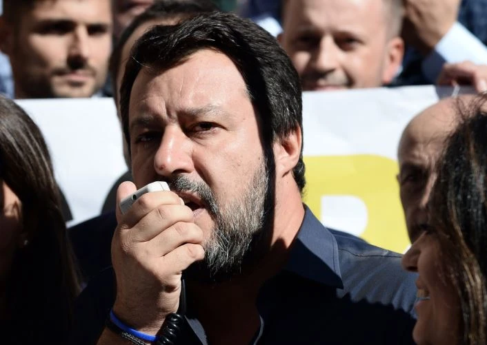 Matteo Salvini contro don Michele Santoro per l'omelia anti-Lega: "Se questo è un prete..."
