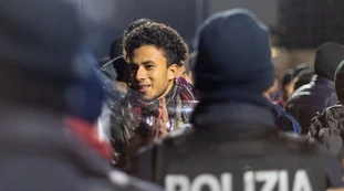 Migranti, rimpatri volontari: 2mila euro per tornare a casa, la mossa del governo