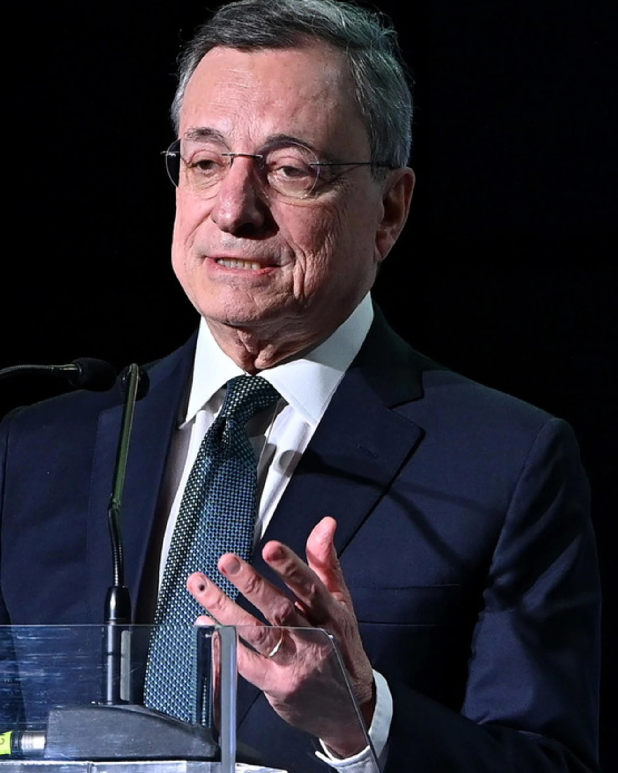 Ue, Mario Draghi bacchetta Ursula von der Leyen: "Come sarà ricordato quest'anno"