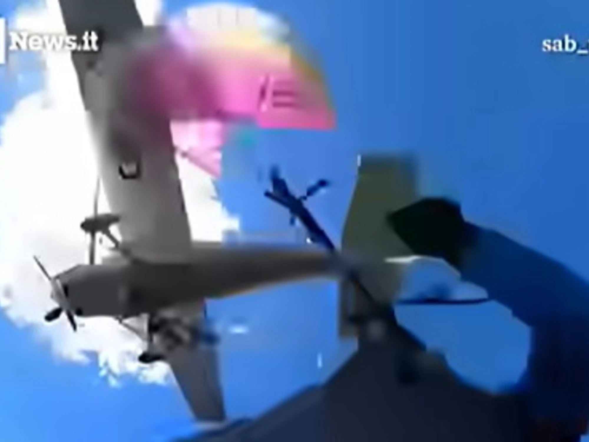 Aereo colpisce il parapendio di una donna in volo: video-choc (e il miracolo)