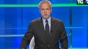 Otto e Mezzo, Enrico Mentana "terrorizzato" da Lilli Gruber? I clamorosi ultimi secondi del TgLa7