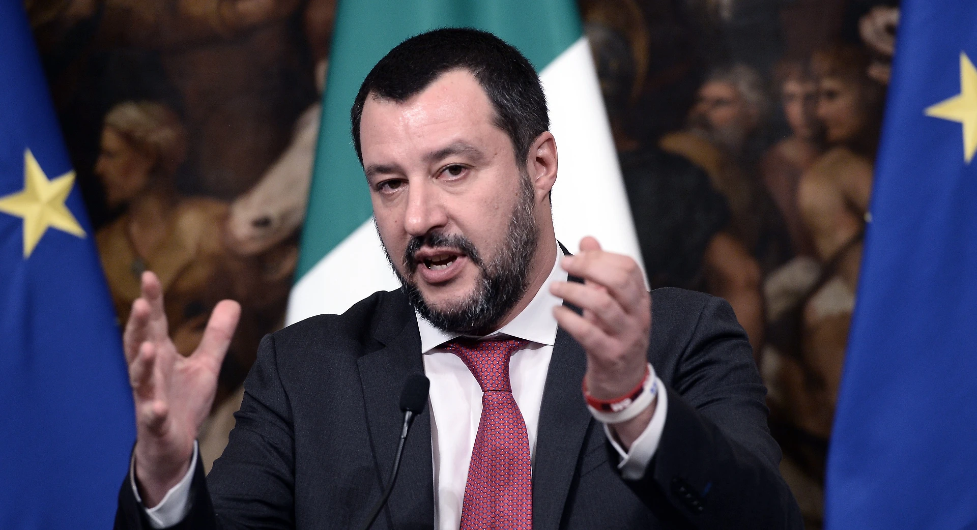 Immigrazione, i ribelli M5s contro Matteo Salvini: "Denunciamolo alle autorità europee"
