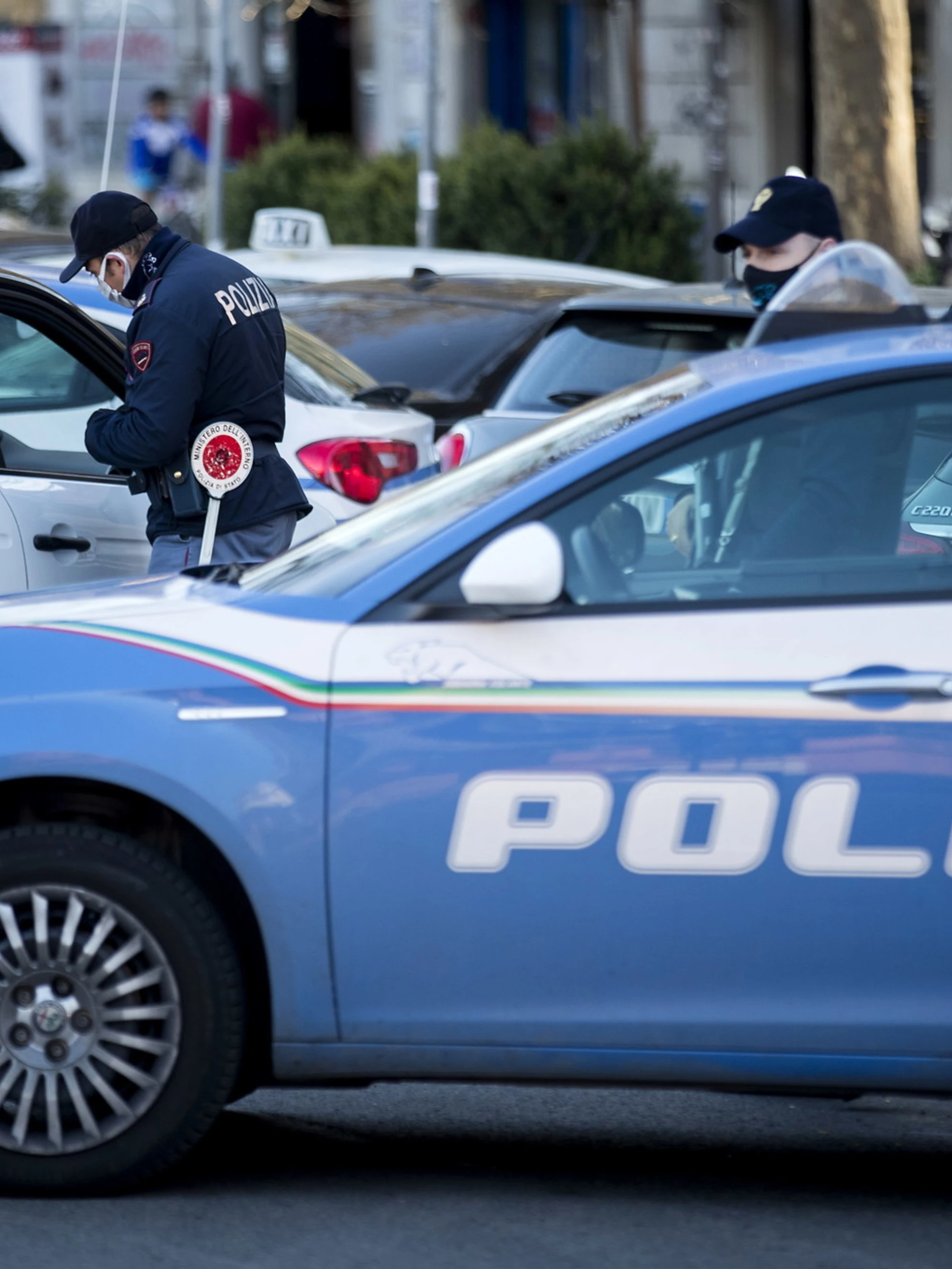 Vicenza, non si ferma all'alt e investe un poliziotto