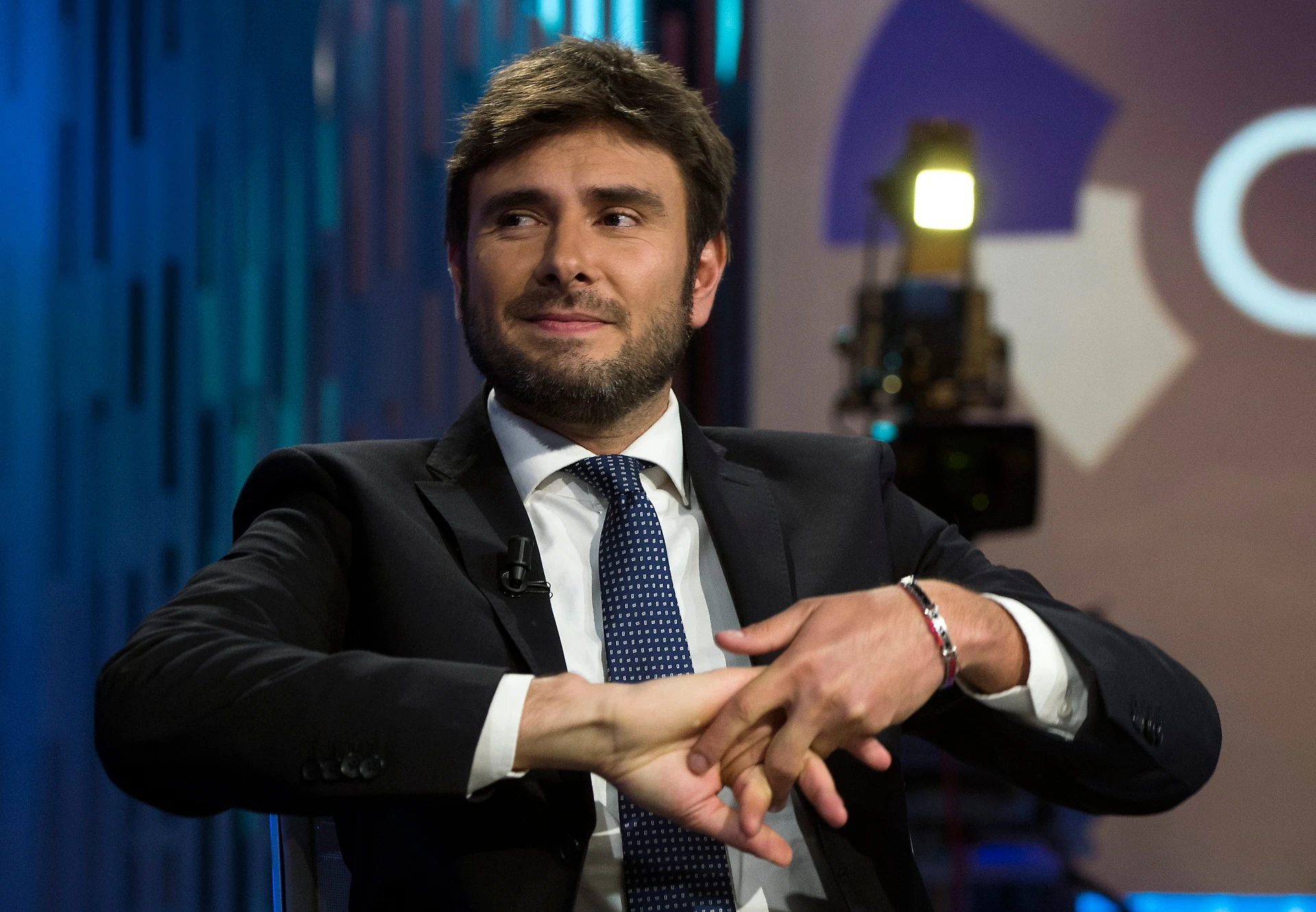 Alessandro Di Battista, come umilia Luigi Di Maio davanti ai ministri: perché Gigino non conta più niente