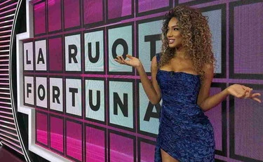 La ruota della fortuna, "mi bruciano i piedi": Yersi fa impazzire Samira Lui"