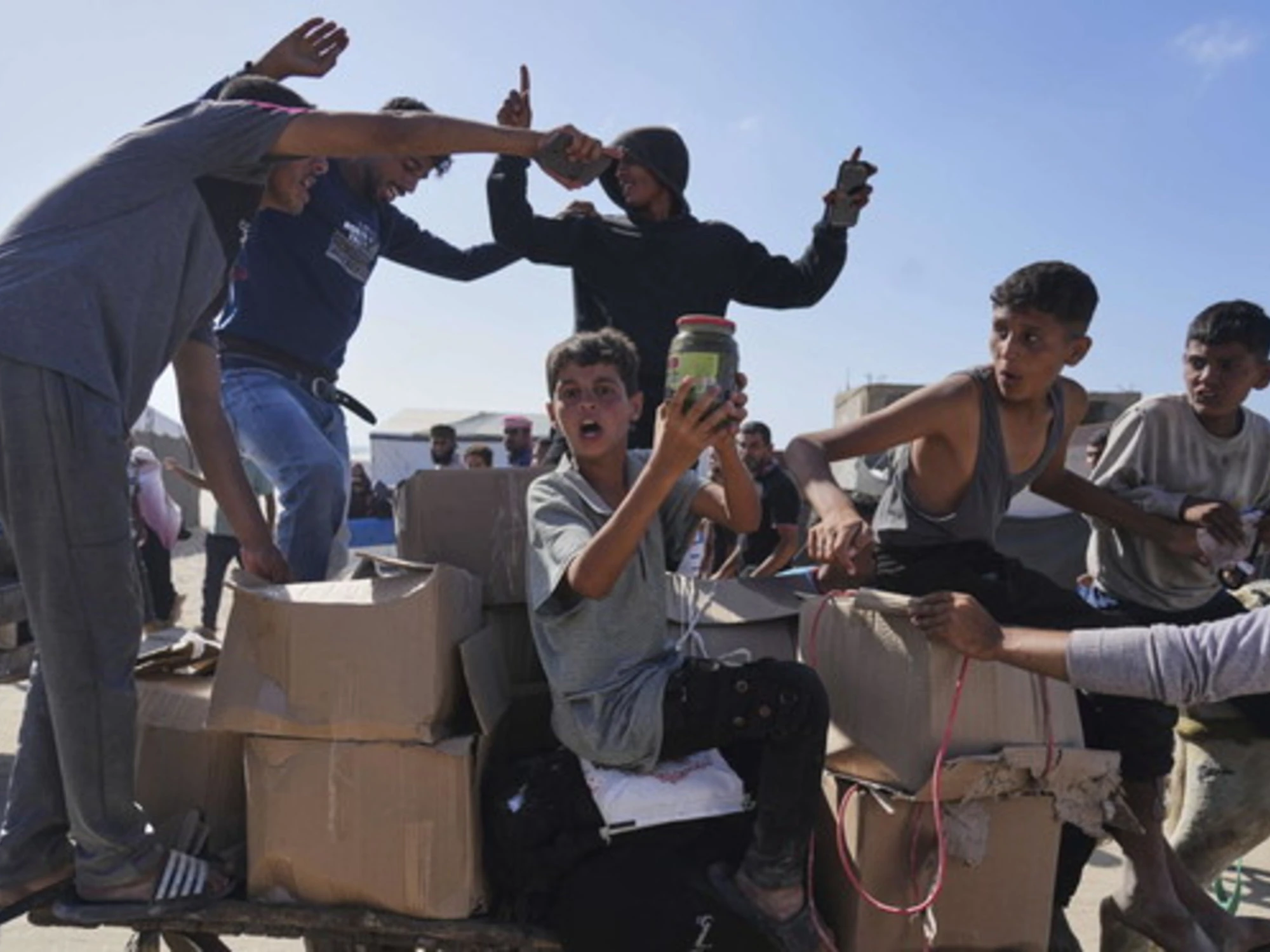 Arrivano gli aiuti a Gaza ma è caos