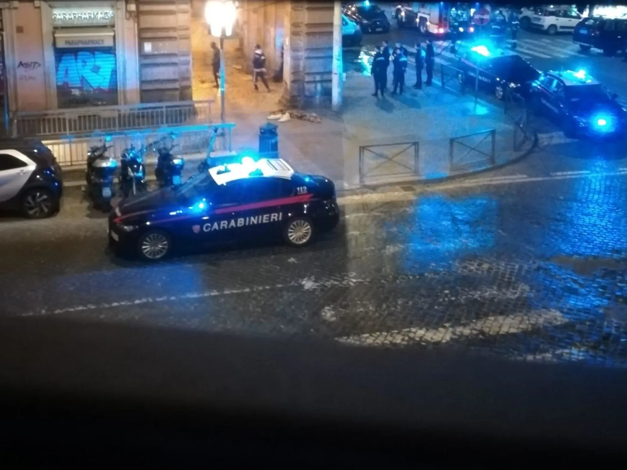 Leggi l'articolo: Botte in pieno giorno tra immigrati, Roma-choc: il dramma di un passante