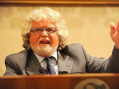 Grillo scrive alle forze dell'ordine: "Non proteggete i politici, unitevi al popolo"