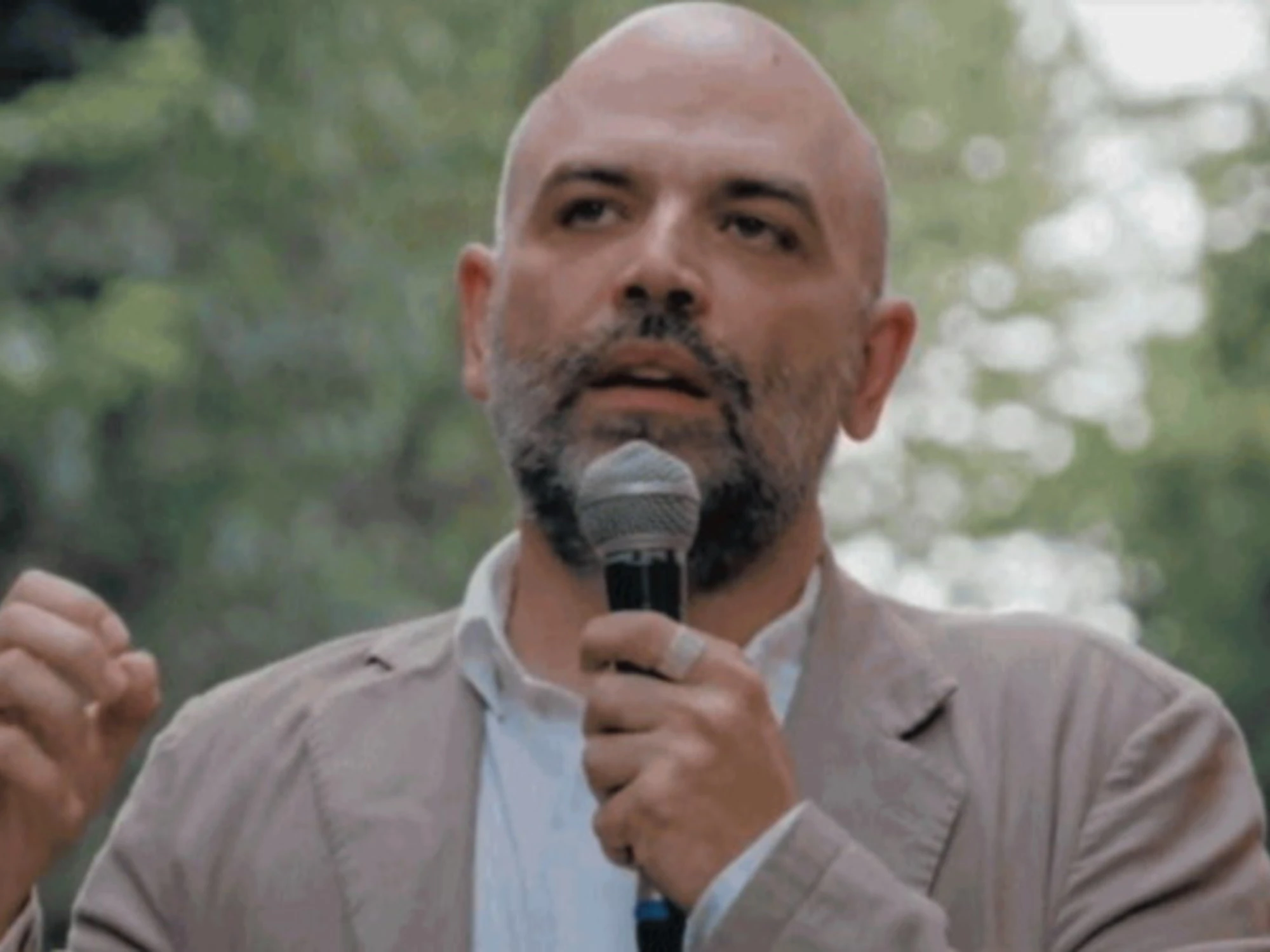 Roberto Saviano difende Spin Time e si schiera con l'illegalità