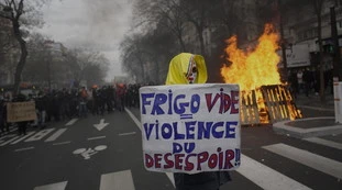 Pd, l'ultimo delirio: tutti in piazza contro la riforma Macron