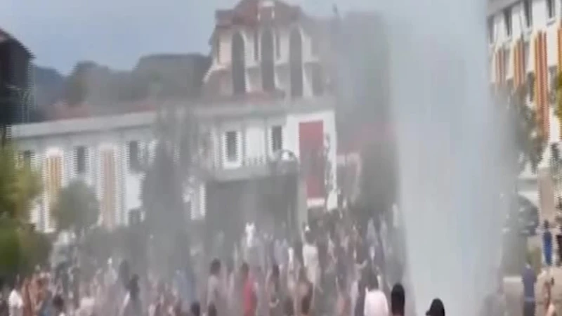 Albania, i vigili del fuoco rinfrescano i cittadini spruzzando acqua con i camion