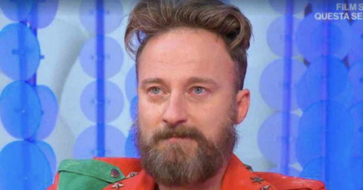 Francesco Facchinetti, brutale aggressione in strada: "Figlio di putt***, devi morire". Poi gli sputi