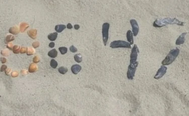 James Comey, l'ex capo dell'Fbi si è consegnato alla polizia: "Ha minacciato di morte Trump con questa foto"