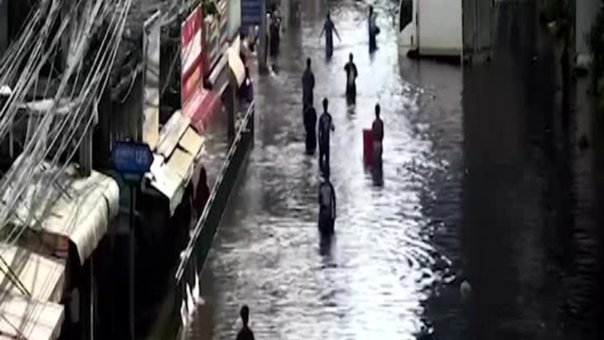 Thailandia, strade ancora allagate dopo le forti piogge