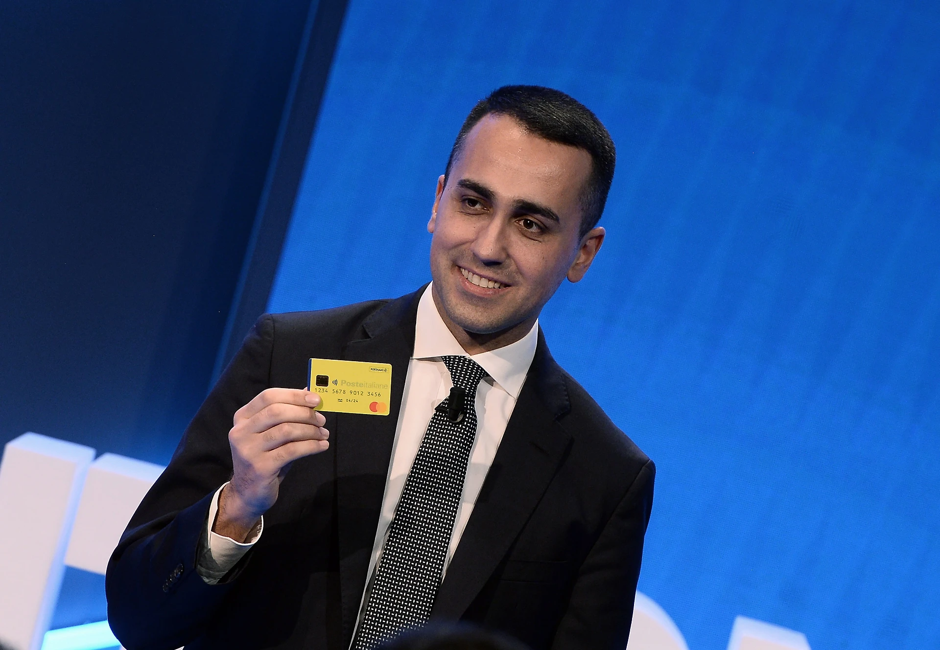Reddito di cittadinanza, ecco come i giudici regaleranno i soldi a tutti gli immigrati