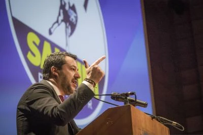 Salvini: "Maggioranza si scanna, elezioni via maestra"
