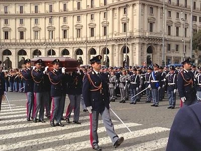 In migliaia ai funerali di Manganelli. Cancellieri: ''Ciao Antonio, grazie di cuore''
