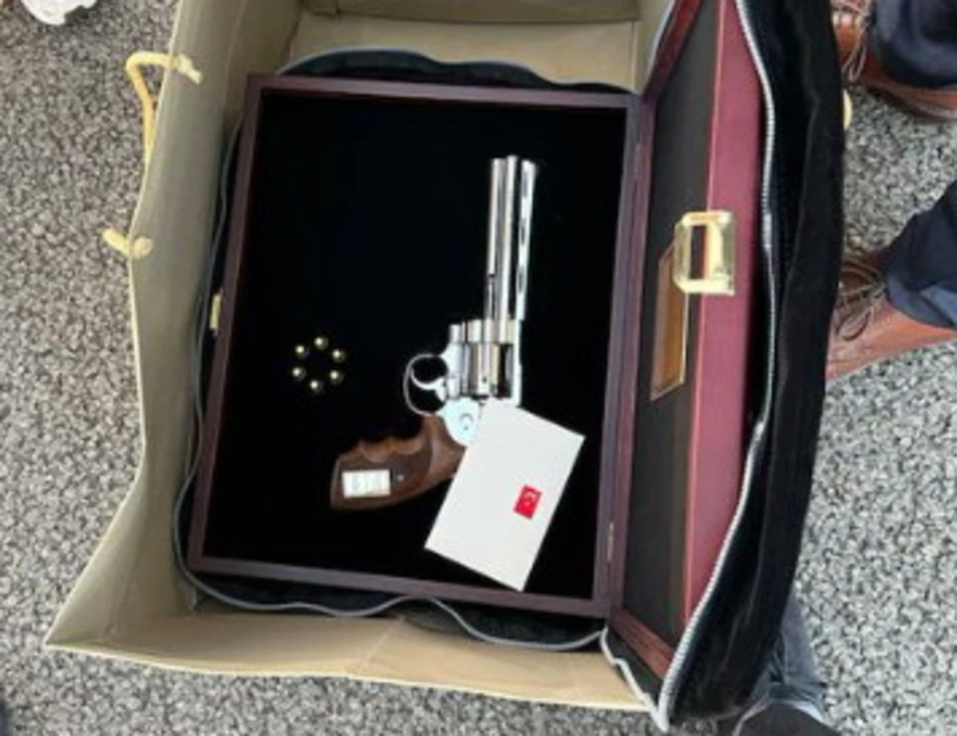 Nato, il regalo di Erdogan ai leader? Una pistola con inciso il loro nome